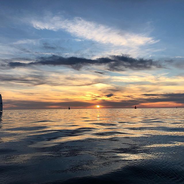 GZ_navigateur's tweet image. Le soleil sur couche sur #armenrace2019 mais la Course en @ircrating n’est pas finie. On a mouillé l’ancre en face de Quiberon pour attendre la renverse de courant #crewscontrol bit.ly/2WiDYyp