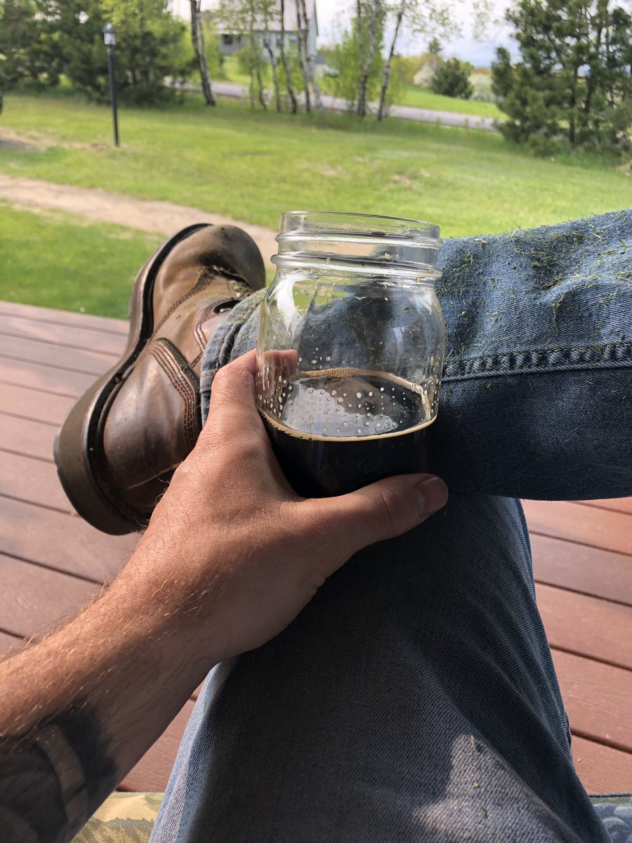 Jon_Couture's tweet image. Mowing is FINALLY done. Enjoying the view and a brew. Great tasting Xota Brewing Company “Oatis” down the hatch. #brewsandviews #beer #maine