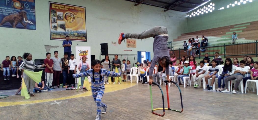SiembraEP's tweet photo. En la parroquia de San Antonio de Ibarra nos unimos al homenaje por el #DiaDeLaNinezEC 🇪🇨 presentamos el talento de niños y adolescentes de #Urcuquí con artes circenses del #circosocial  de @CiudadYachay #VamosPorElFuturoEC https://t.co/DW4CrnkdFX