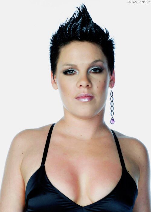 bchartsnet's tweet photo. Com uma das melhores da carreira, P!nk chega aos 100 milhões de views no Youtube com "Just Like a Pill". Você conhece esse hino da VJ da MTV? https://t.co/XsDmbO9Ugi https://t.co/obnrNyacu1