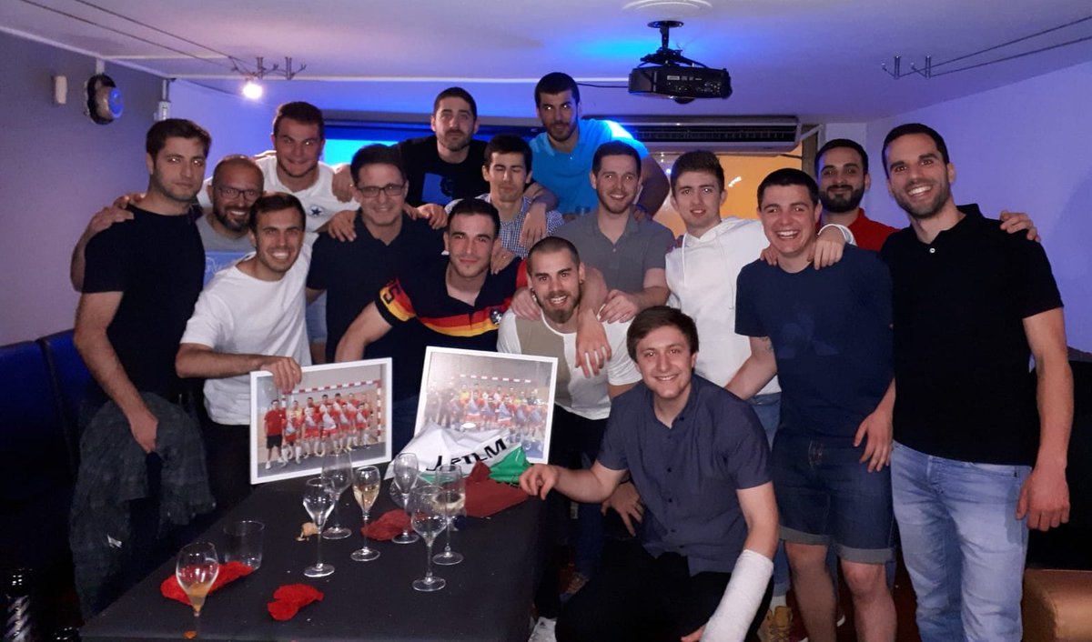 Jacob_Busta's tweet photo. Compis entrenadores, os deseo la suerte (o el acierto) de trabajar en un club/equipo donde os quieran y respeten, y además os lo demuestren, como lo he podido disfrutar yo en mi etapa en FS Sant Sadurní.
Us trobaré molt a faltar! Gràcies! Fins aviat!!! 
#123cava #santsadurni ⚪🔴 https://t.co/R8hkbjarnL