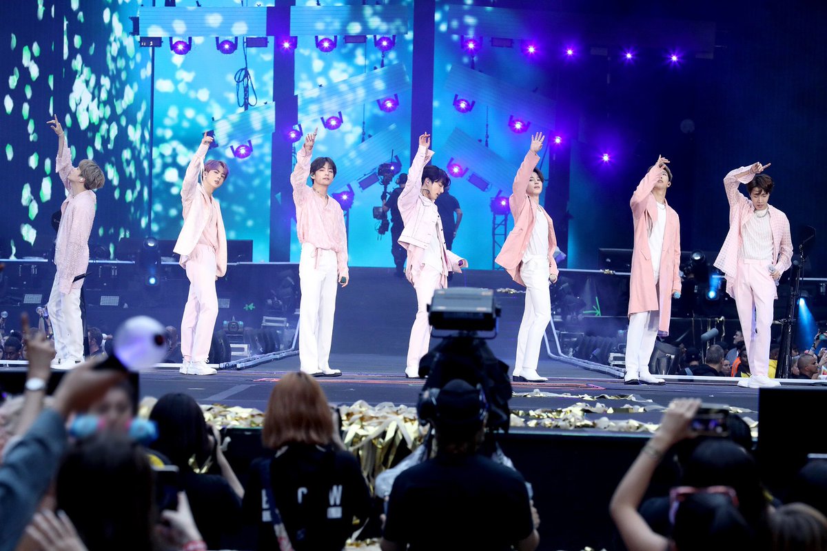 DawBell's tweet photo. #BTSatWembley Night 1 ✅🎇 
#대박 @BTS_twt https://t.co/0KiJkUd6f5