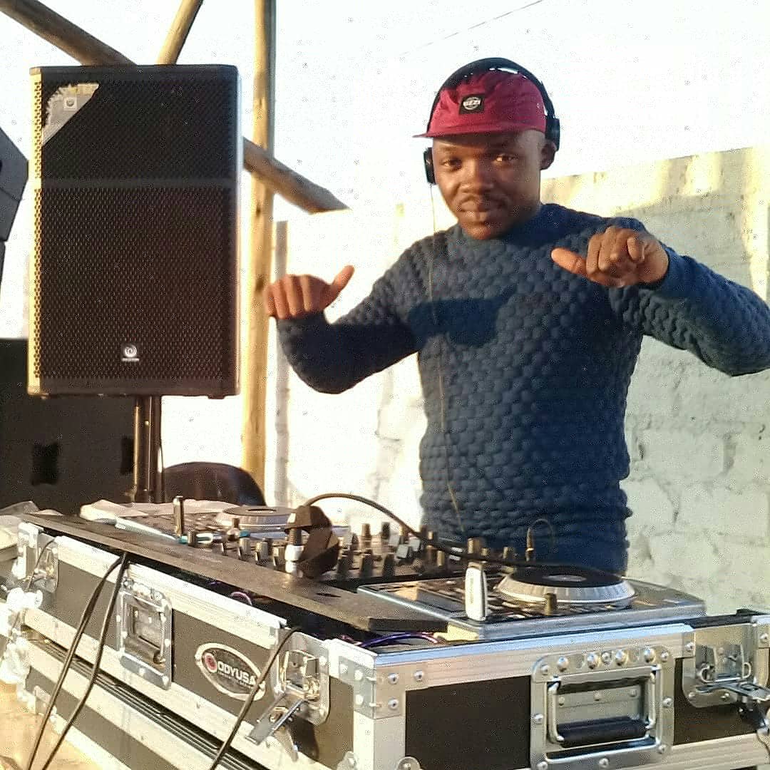 vus_shaun's tweet photo. #Djladona Saturday chillas with djsmane @vusshaunlodge https://t.co/NkPVcffbZX