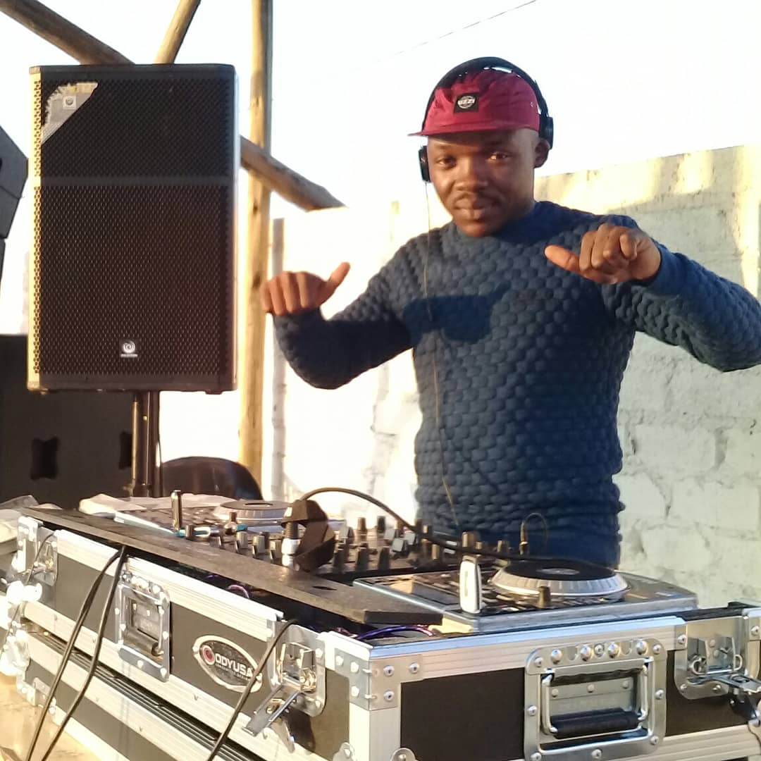 vus_shaun's tweet photo. #Djladona Saturday chillas with djsmane @vusshaunlodge https://t.co/NkPVcffbZX