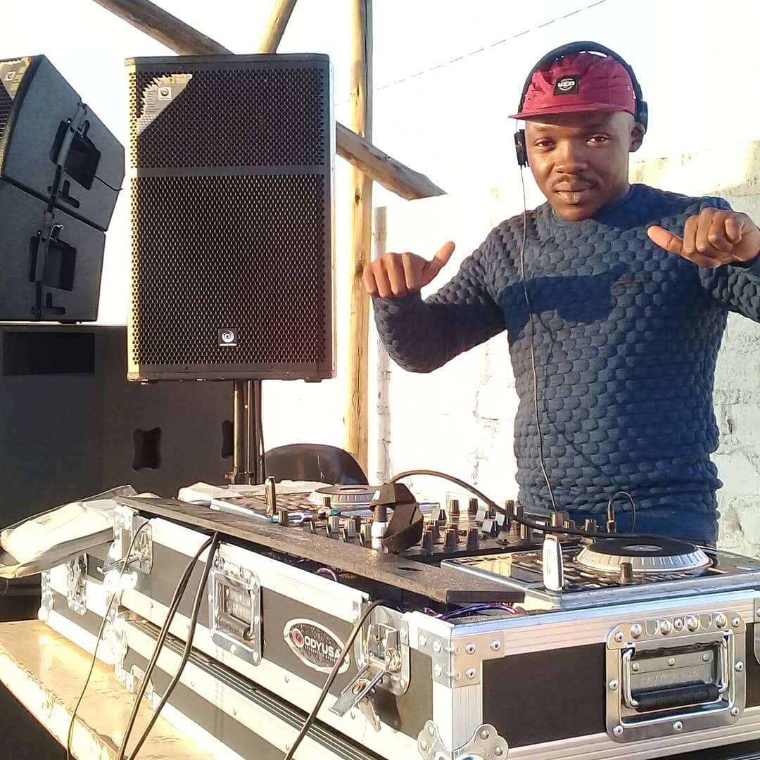 vus_shaun's tweet photo. #Djladona Saturday chillas with djsmane @vusshaunlodge https://t.co/NkPVcffbZX