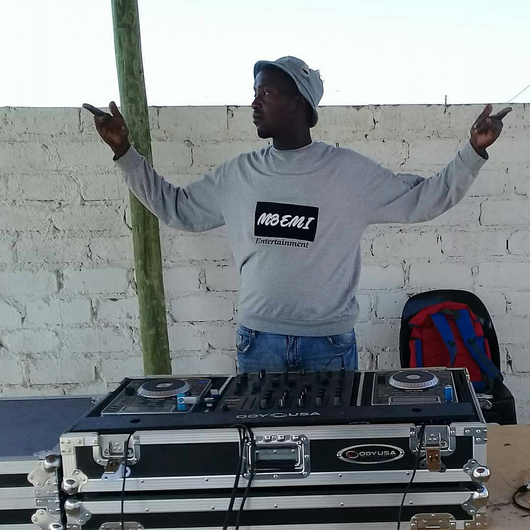 vus_shaun's tweet photo. Saturday chillas with #Djsmane the superstar #icode @vusshaunlodge https://t.co/0hhvAkl9K3