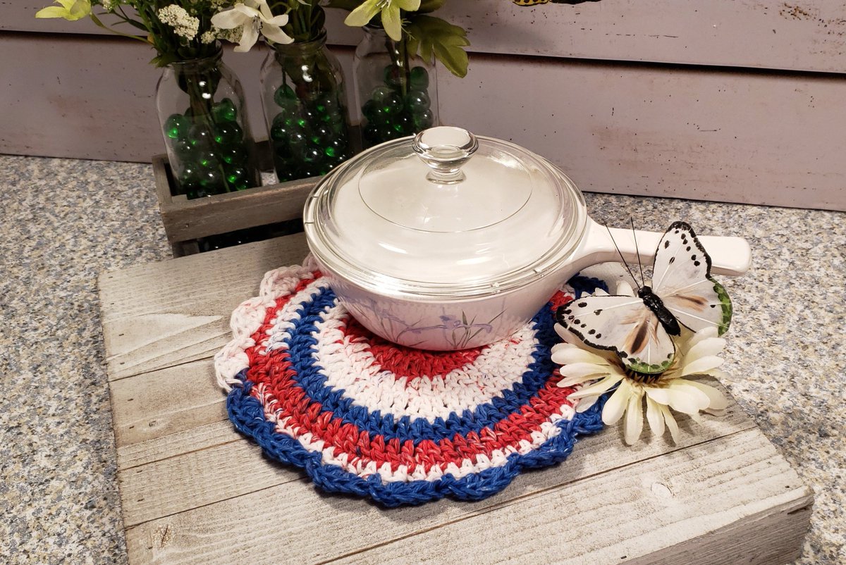 ThreadsZippy's tweet photo. My large crocheted hot pads/potholders measure approximately 8" in diameter.  They are made with 100% cotton yarn. https://t.co/Hg2fMduavz #ZippysThreads #Free Shipping 

Check out all the items available in my shop at https://t.co/UNDDocYtk3 https://t.co/0mDMQsTUF8
