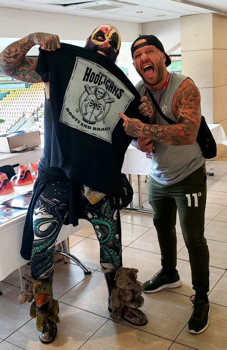 SiNNbODHi's tweet image. HOOOOOLIGANS!!! @Fightmare_ @WAW_UK @LukeHawx504 @RealRoyKnight @ZakBevis @RealsarayaK @NorwichCityFC #WarlordOfWeird