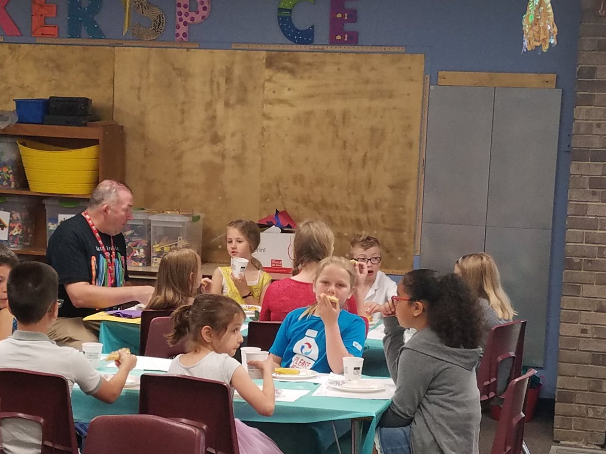 CRCoolidgeElem's tweet photo. Coolidge Student Council and Green Team hosted a gratitude breakfast for teachers and volunteers! #thankyouteachers #goingthextramile https://t.co/p7uFrzrFOD
