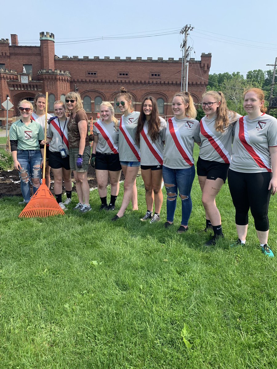 Coach_Luke11's tweet photo. Very proud to share this ; u20 Girls Oil Region Soccer Association volunteered their time to plant flowers for the Franklin Gardeners Association at Franklin Fire Dept.

This is our first annual community service project. Many more to come!

Very proud to be your head coach! https://t.co/z94zDePgSt