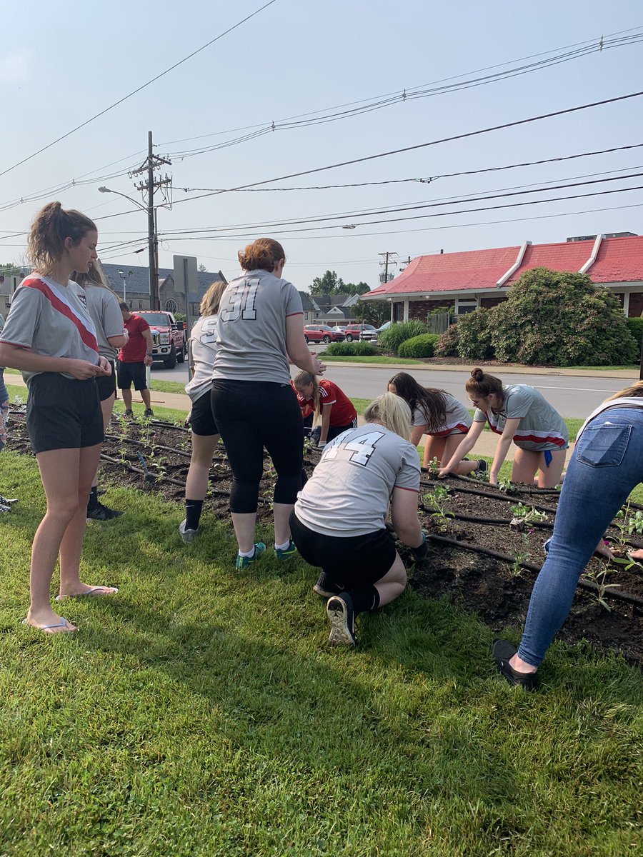 Coach_Luke11's tweet photo. Very proud to share this ; u20 Girls Oil Region Soccer Association volunteered their time to plant flowers for the Franklin Gardeners Association at Franklin Fire Dept.

This is our first annual community service project. Many more to come!

Very proud to be your head coach! https://t.co/z94zDePgSt