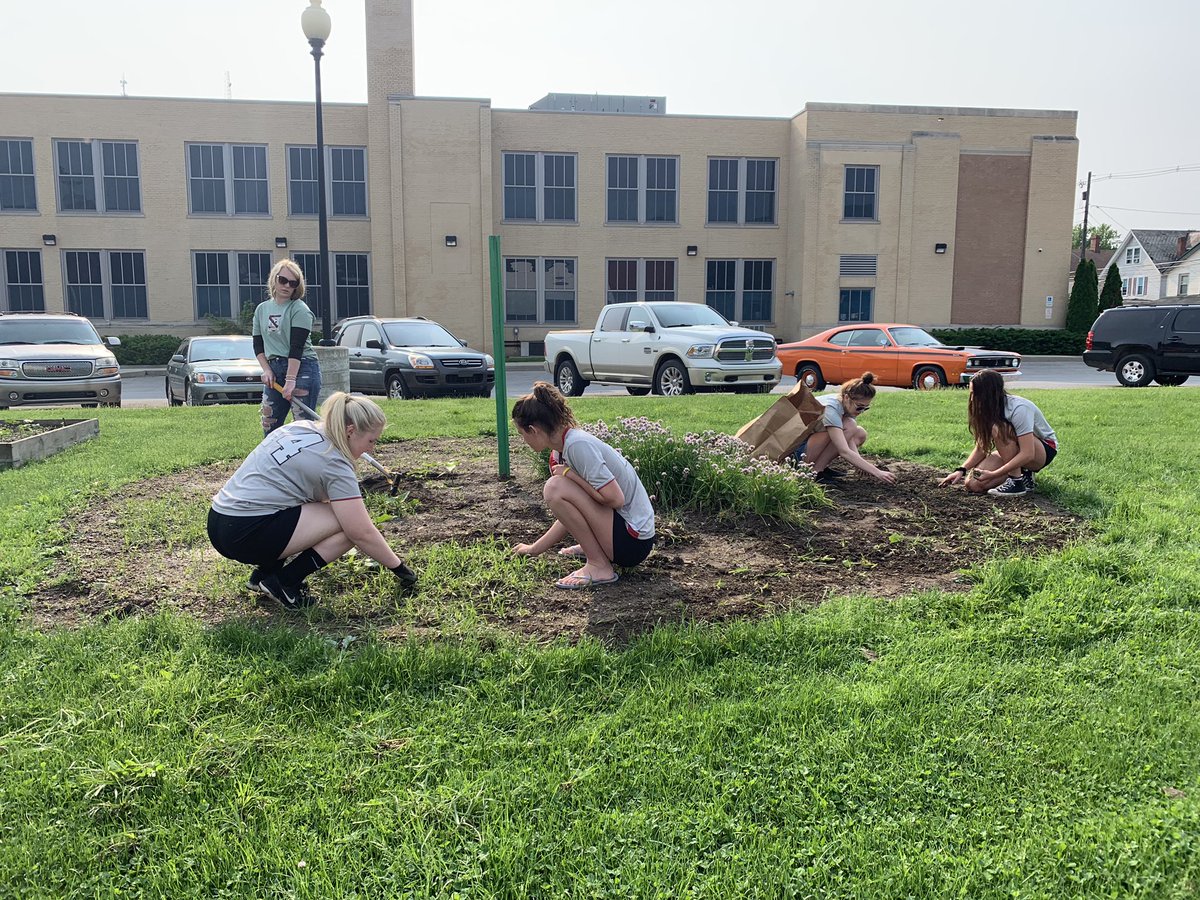 Coach_Luke11's tweet photo. Very proud to share this ; u20 Girls Oil Region Soccer Association volunteered their time to plant flowers for the Franklin Gardeners Association at Franklin Fire Dept.

This is our first annual community service project. Many more to come!

Very proud to be your head coach! https://t.co/z94zDePgSt