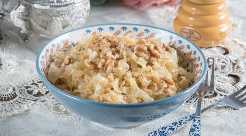 MCHELOUECHUn mets Constantinois sucré , fait avec des lanières de rougag coupée en forme de tagliatelles et arrosée d'un mélange de miel et beurre fondu et saupoudré de noix moulue .On peut y jouter des fruits secs . Présenté lors des fêtes avec du lben.