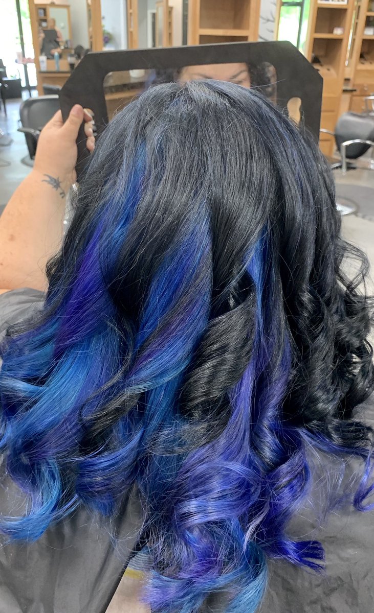 gracielou92682's tweet photo. “Let’s just throw in some purple and see what happens!” Ended up with lost of reals and blues and purples and I LOVE IT #newhair #electrichues #salonlight #daylight #normallight https://t.co/QRKpQpIkE8