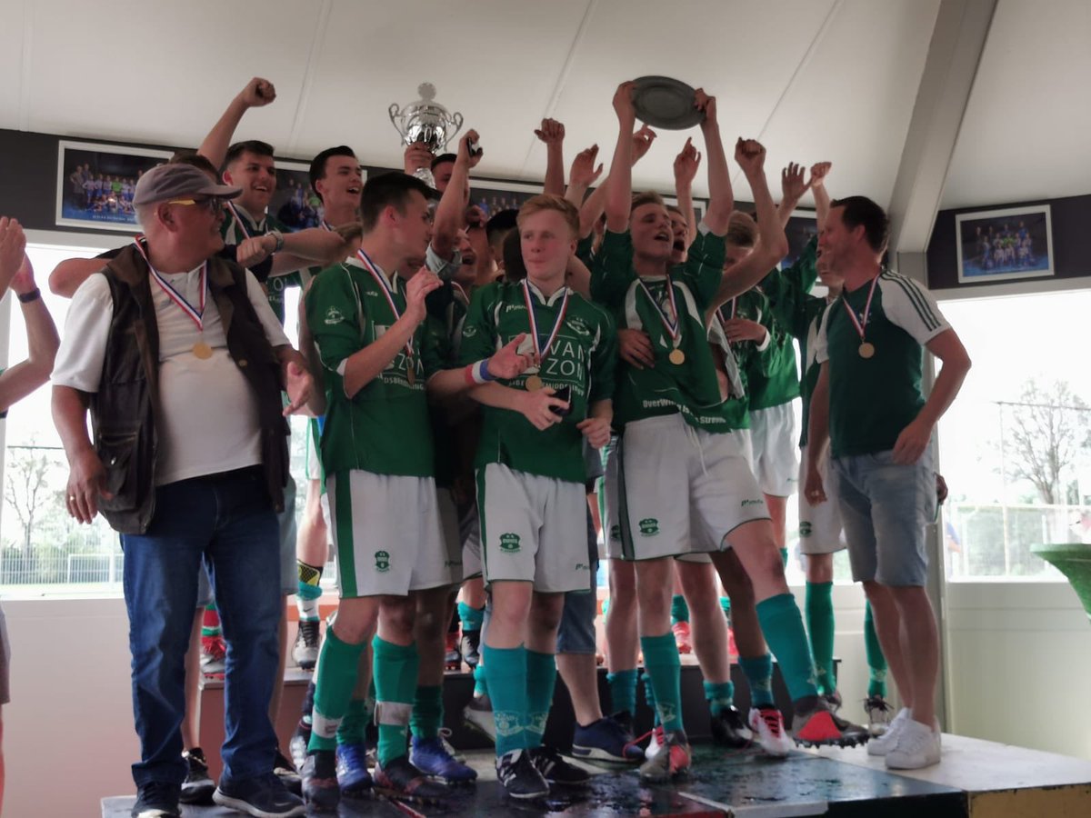 Vandaag een fantastisch resultaat van Owios Jo 19. Bekerfinale gewonnen met 2-2 (4-1 bij strafschoppen.) Met een magistrale goal van mijn zoon Lorenzo💪💪. Dit team is ook winnaar van competitie geworden door geen enkele wedstrijd te verliezen. Klasse mannen😃💪👍