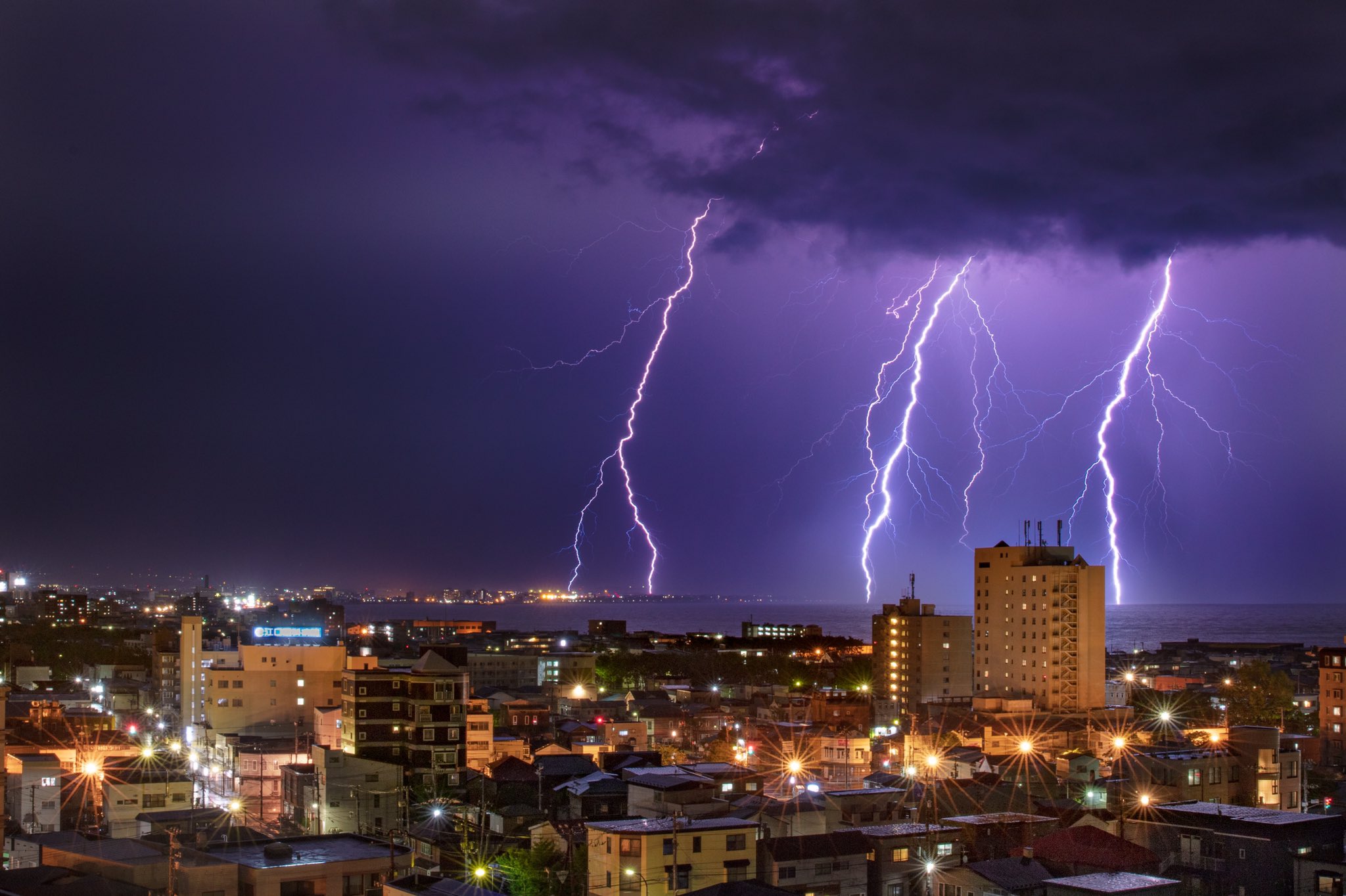 櫻沢 繁 函館の海に落ちる雷 雷 Thunder Hakodate 函館 Japan T Co Gxzuf0pdj5 Twitter