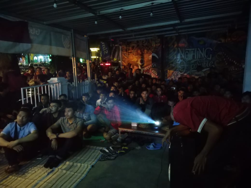 Tidak perlu tempat mewah, gor olahraga, stadion, atau hotel berbintang. Beli flare saja kita tidak mampu. Banner satu2nya saja hilang entah kemana.
Tetap mengucap syukur, dpt diberi waktu berkumpul bersama dan melihat liverpool juara di kota tercinta.. I Love you 6666 <a href="/REDS_BARA/">TheReds Banjarnegara</a>