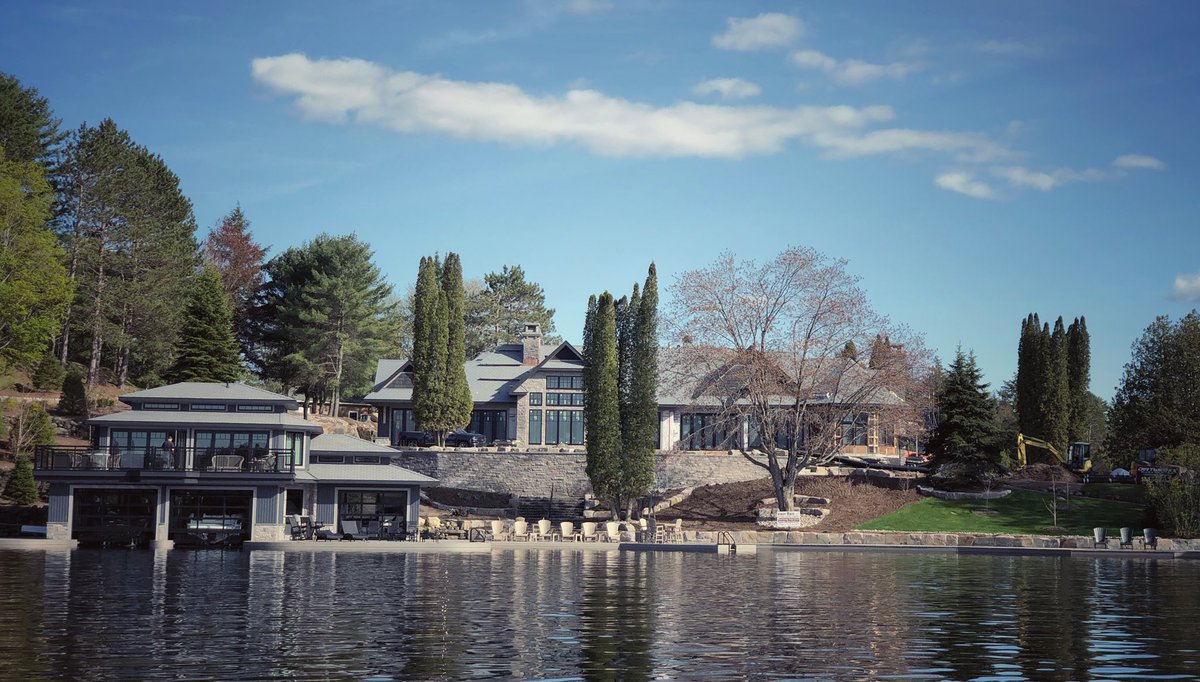 EdBoutilier's tweet photo. A boathouse and cottage on #LakeJoseph in #Muskoka located across from the #LakeJoeClub. This was the site of Marygrove formerly the Glen Home Hotel circa 1939 in Muskoka. It was split into 4 lots that now occupy beautiful estates. https://t.co/Mw5toE1NtR