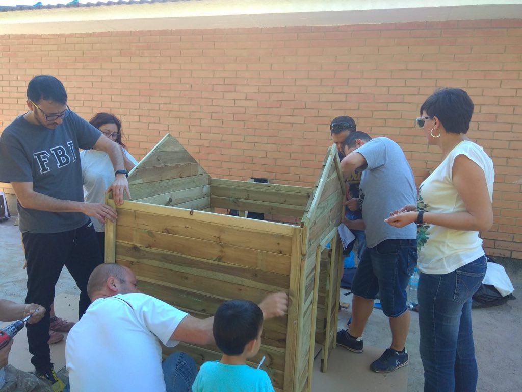 EscolaPauBoada's tweet photo. Mireu que bonic està quedant el pati! Moltes gràcies a tothom que heu fet possible l’èxit de la jornada pati coeducatiu. 
Els infants en gaudiran molt.
#paticoeducatiu #comunitateducativa #treballambfamílies https://t.co/3yUlV6zhTg