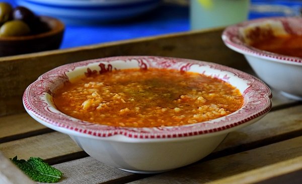 TCHICHA ZAATAROriginaire de Tlemcen signifie Soupe au thym. Contenant de la viande et des épices, telles le ras el-hanout et le paprika, mais aussi l'indispensable zaatar, composé de thym sauvage et de marjolaine. Spécialement conçue pour le premier jour de fête du ramadan.