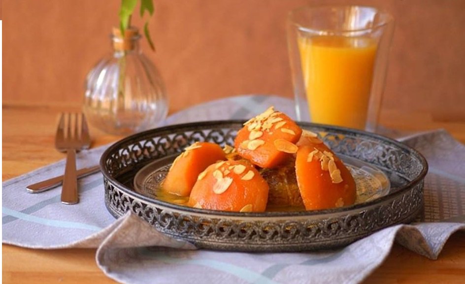 MARKA HLOUWA B SFERJEL Originaire de Annaba. Plat a base de viande de mouton et de coing et parfumé à la cannelle et à l'eau de fleur d'oranger.,Les algérois le prépare sans oignons ,dans une sauce mielleuse au smen ,viande ,cannelle et eau de fleur d'oranger et sucre.