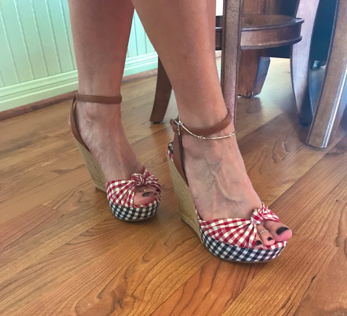 JeniML93's tweet photo. #ootd Headed to a charity event tonight. @MichaelKors #heels #pumps #wedges #shoes #legs #calves @Fendi #bag https://t.co/PHGZHvfIYK