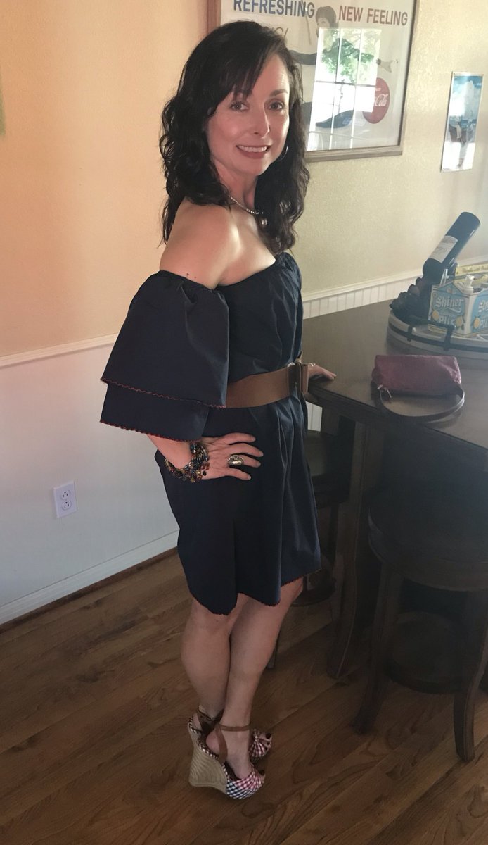 JeniML93's tweet photo. #ootd Headed to a charity event tonight. @MichaelKors #heels #pumps #wedges #shoes #legs #calves @Fendi #bag https://t.co/PHGZHvfIYK