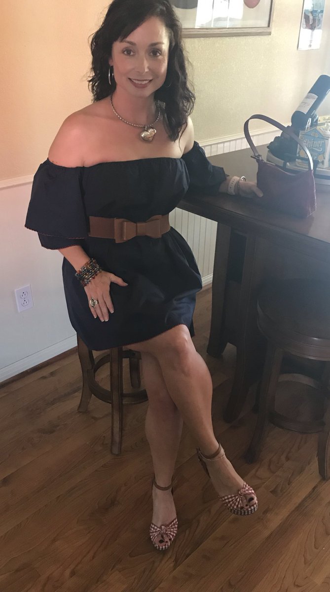 JeniML93's tweet photo. #ootd Headed to a charity event tonight. @MichaelKors #heels #pumps #wedges #shoes #legs #calves @Fendi #bag https://t.co/PHGZHvfIYK