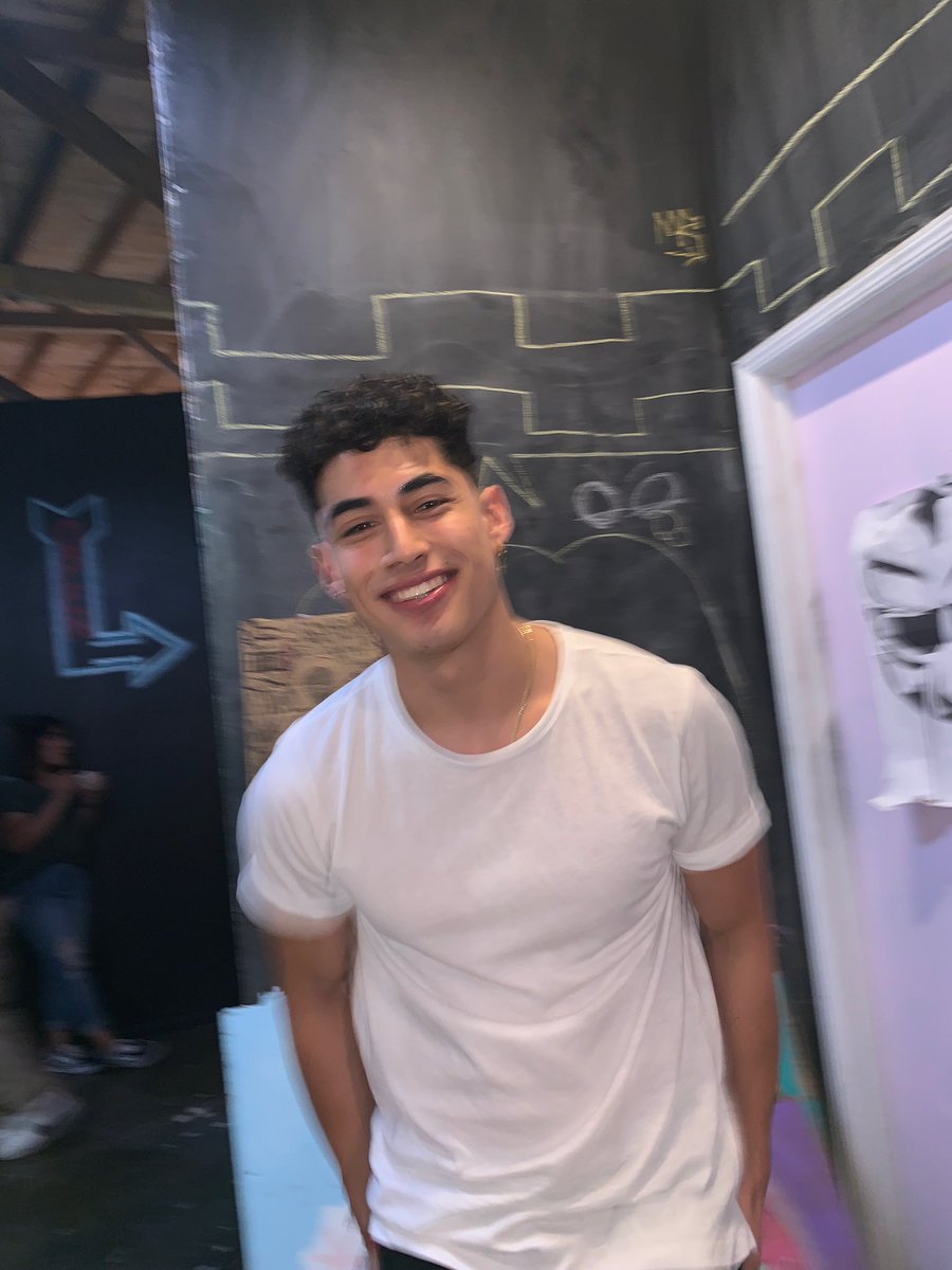 Ulliiises's tweet photo. I look like a good boy in white 👼🏻 https://t.co/fOZtwdk4Gr