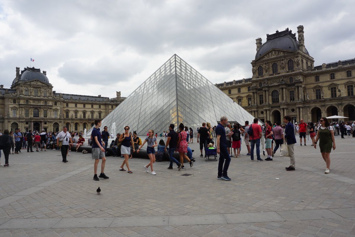 And how can I forget Paris ?? 😌 Can you guess the name of these historical tourism attractions?