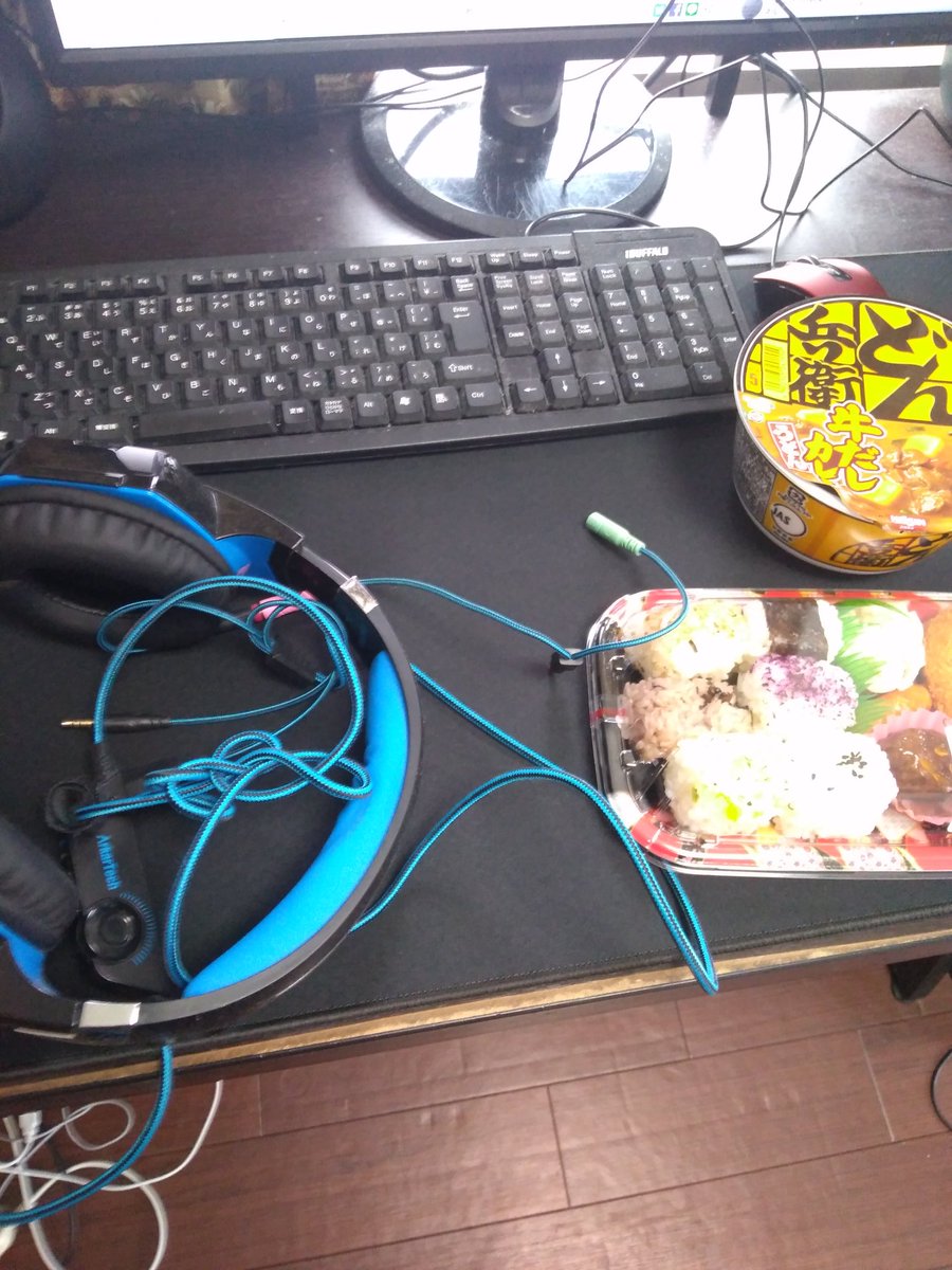 ファルコン竹田 ﾌﾟﾛｹﾞｰﾏｰ糞デカマウスパッド買った ヘッドフォンもある これで昼間pubgでどんかつとる 夜もなにか配信する