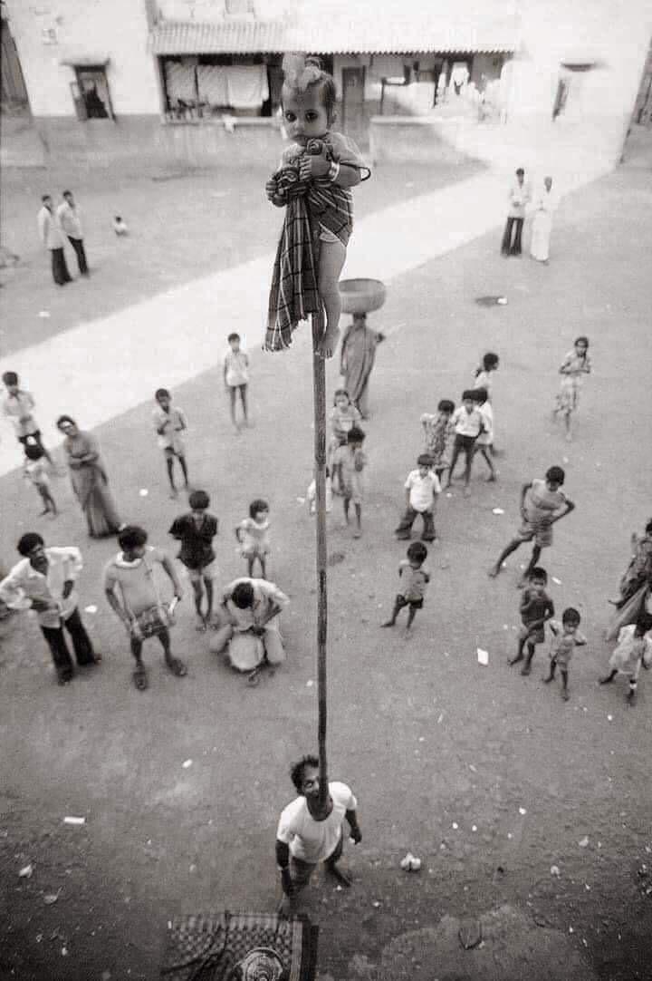 Varwandkar's tweet photo. The distance between this father and his daughter is HUNGER #whatsappwonderbox 
@anandmahindra
@ValaAfshar @hvgoenka
@SrBachchan
My takeaways: 1) Never waste food, serve it to as many as possible. 2) Reward such artists liberally
Any more learnings? https://t.co/cVQIXfJ64d