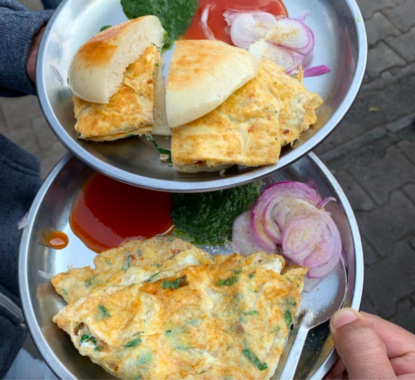 StreetsThatTalk's tweet photo. #BreakfastGoals off the streets of Indore.
Bun Omelette and Vegetable Omelette from the very famous Johny Hotdog stall at 56 Dukkan, #Indore.
Photo via:Google Places
#TSIndore #IndoreDiaries #Indorefoodies #Bunomelette #Breadomelette #Omelette #Breakfast #Streetfood https://t.co/ok4iJZ4VJv