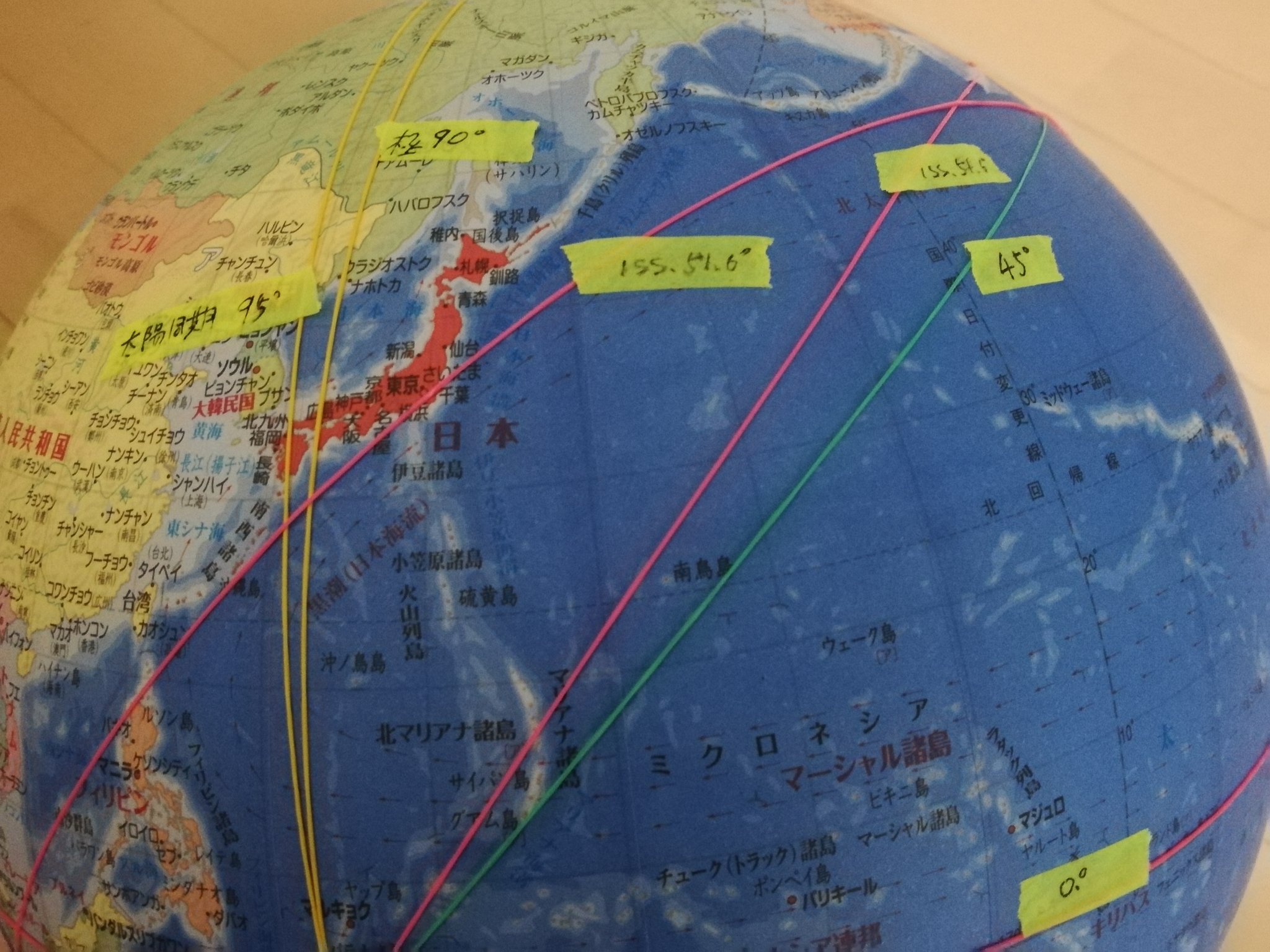 モフ子 地球儀と輪ゴムで調べる 地球周回衛星の軌道 赤道が0度で北極と南極を通る軌道が90度 輪ゴムを使うと赤道を通らない軌道が無理なことを体験できます 夏休みの自由研究とかにどうでしょうね T Co Ju1wtm8fcn Twitter