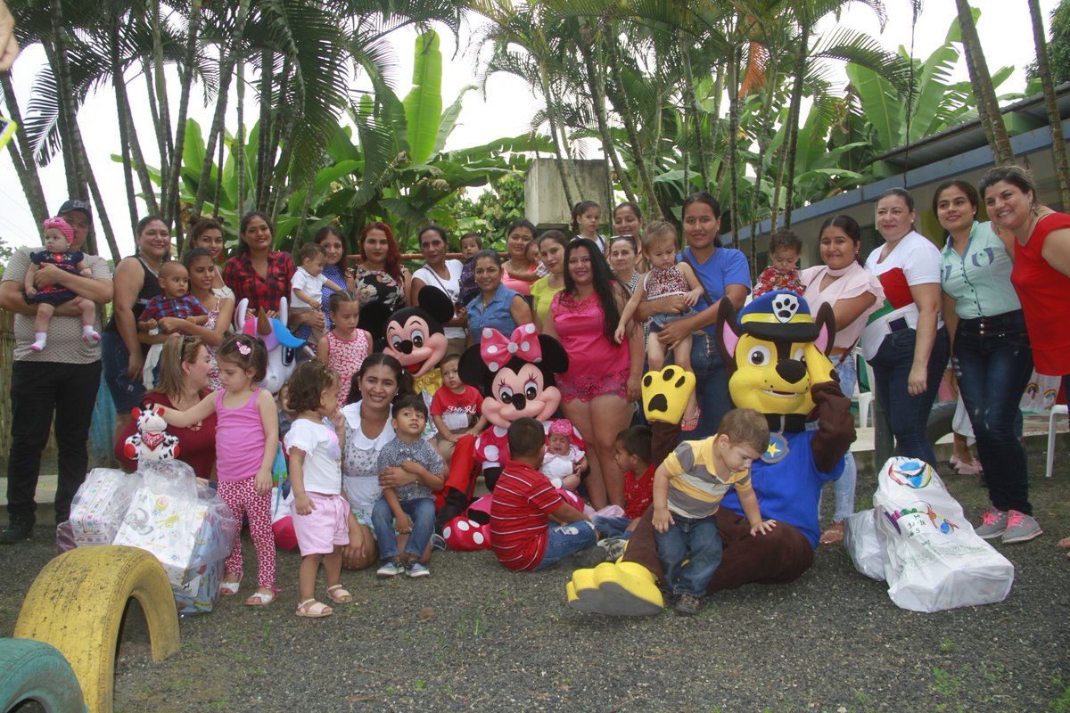 bolivarmanabi's tweet photo. En #Calceta #GADBolívar y el @MIES_Zona4 celebraron el #DiaDeLaNiñezEC en los #CDI #LosLoritos de Platanales, #EstrellitasdelAmanecer de la Inés Moreno y #Capullitos de Las Delicias, con la presencia de las Autoridades y la Primera Dama del #CantónBolívar. https://t.co/hA26A3JyRI