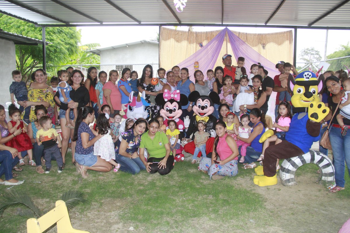 bolivarmanabi's tweet photo. En #Calceta #GADBolívar y el @MIES_Zona4 celebraron el #DiaDeLaNiñezEC en los #CDI #LosLoritos de Platanales, #EstrellitasdelAmanecer de la Inés Moreno y #Capullitos de Las Delicias, con la presencia de las Autoridades y la Primera Dama del #CantónBolívar. https://t.co/hA26A3JyRI