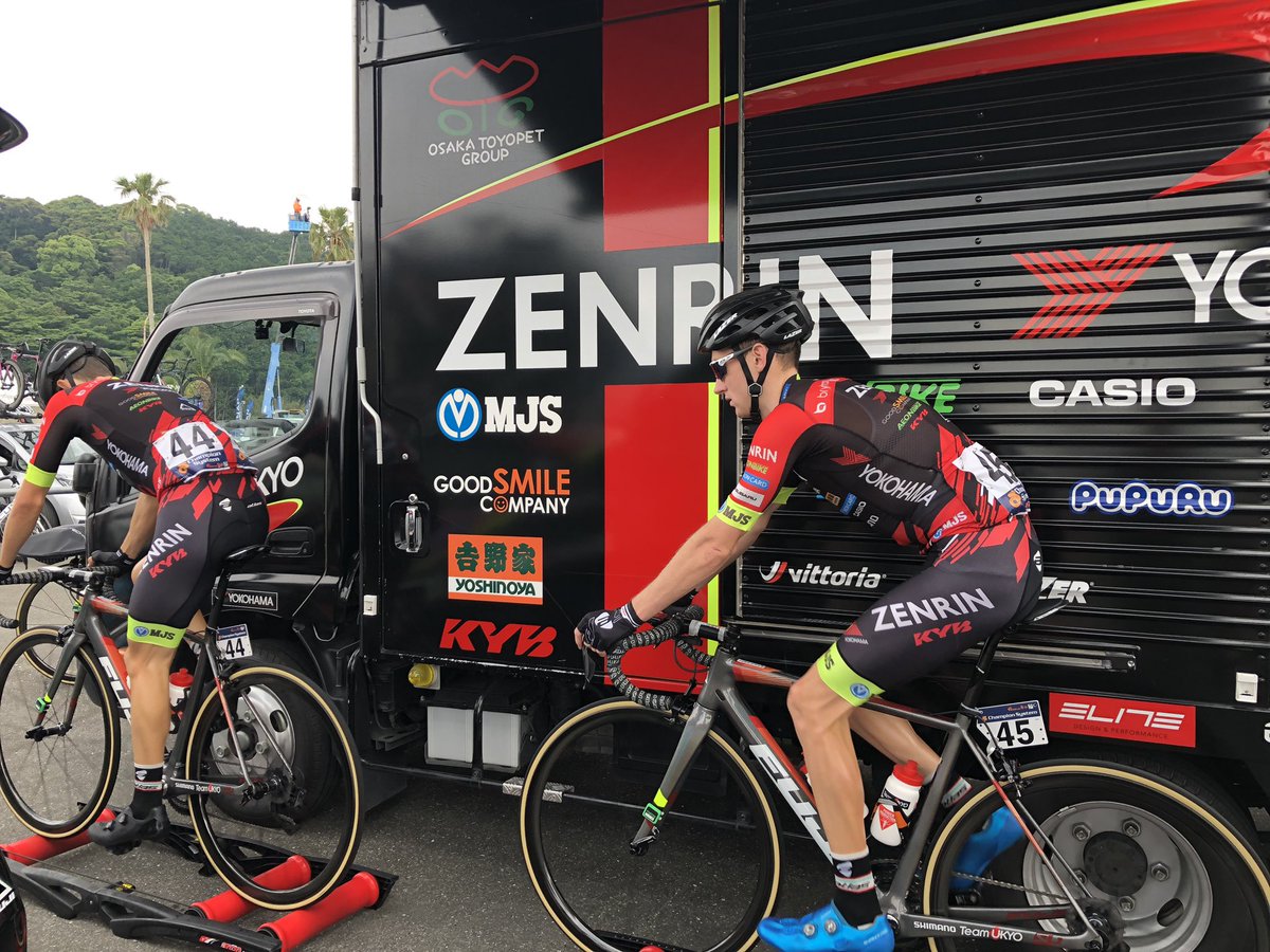 live_ukyo's tweet photo. レーススタートまで20分。アップをする選手に、マッサージを受ける選手。 https://t.co/buQFqC03m7