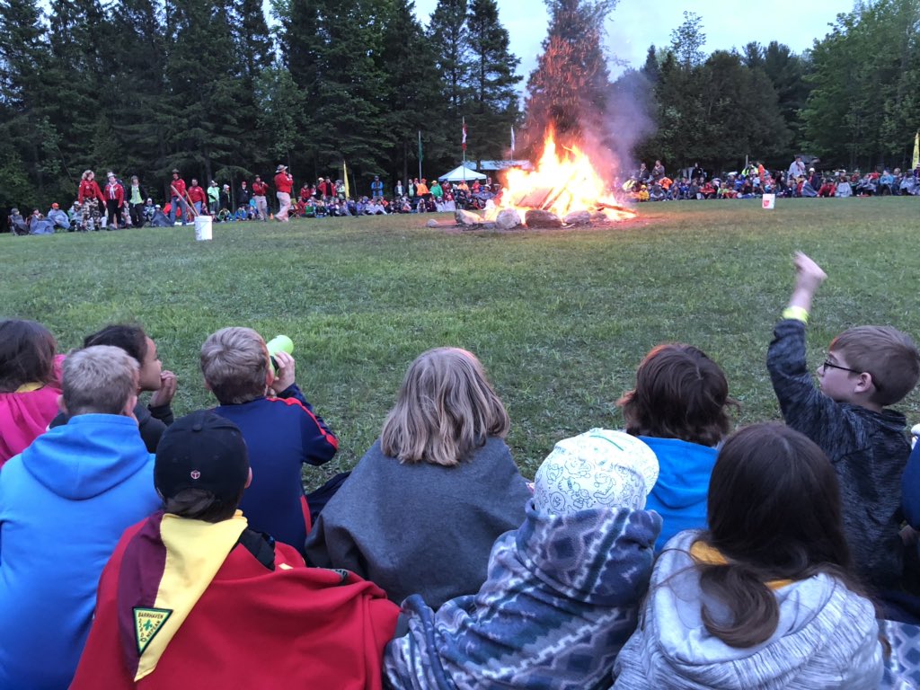 mommaofthree67's tweet photo. Campfire awards! Jurassic World Voyageur Cuboree 2019 @voyageurscouts @scoutscanada #cuboree #jurrasicworld #camping #cubsdostuff #campfire #tradition #skits #songs #23rdNepeanCougarPack https://t.co/AopOEe0Hd2