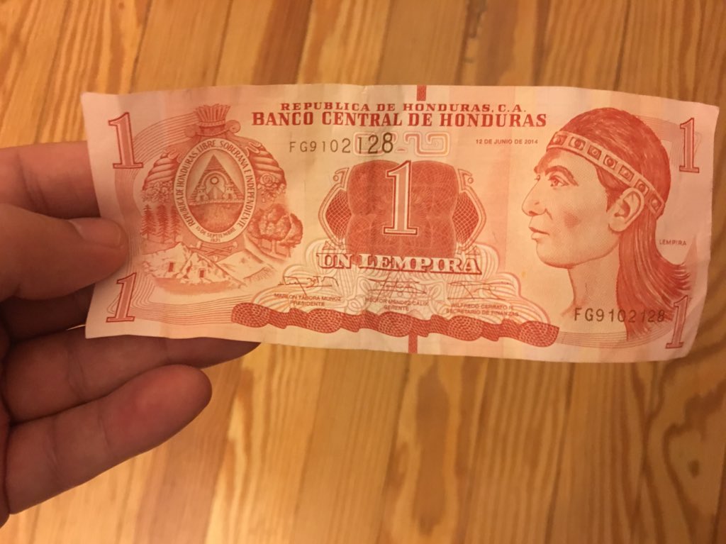 Empereiro's tweet photo. Mis amigos del equipo de Honduras me regalaron un lempira, mi ñoñez y mi colección de billetes están felices. #OpenCeibal https://t.co/d63Bp9EF9T