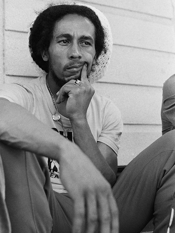 BobMarley_Bot's tweet photo. 俺たちは、誰かのために働き、死ぬという法を作った。そして人は死に、新しい子供が生まれれば、同じように働いて、この大きな仕組みの歯車さ。彼らは気にしないけれど、神は気にする。https://t.co/zxXy3Dj4Ig