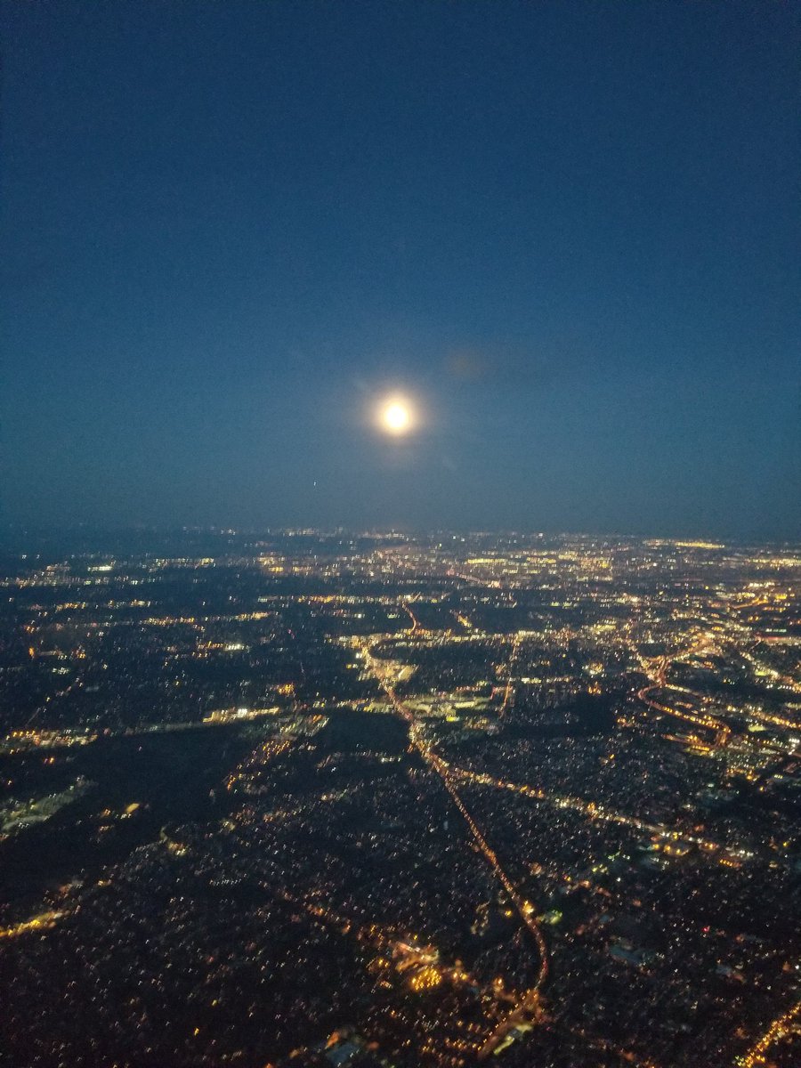 msenicaracing's tweet photo. Had to share this one!! #Moon over #NYC #aviation #pilotlife #jetjock https://t.co/EWCNgMmHg6