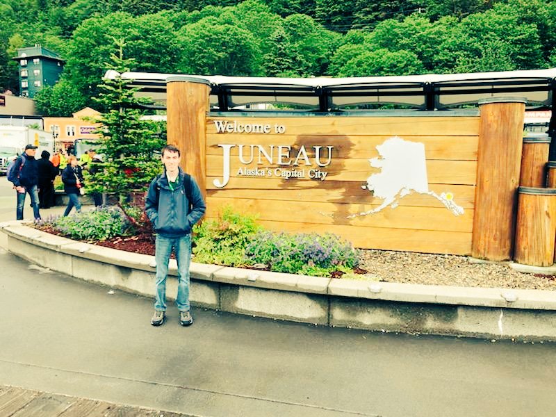 BritWen's tweet photo. Yall I just really miss my boo its v sad but look how cute all up in Alaska wit the sign 🧡🧡🧡 https://t.co/xCE0pDI7UF