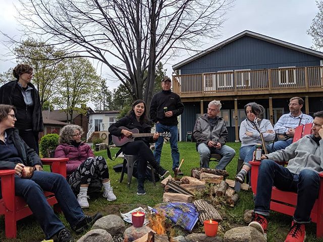 TOSongwriting's tweet photo. Night Two Song Circle is taking shape. #SongwriterGetaway #GeorgianBay #PortMcNicollOntario #songwriting #songwritingcommunity #musicvacation #songwritingretreat #songwriting #canadianmusic #ontariomusic #torontomusic #musician https://t.co/3jWxmv4PZh