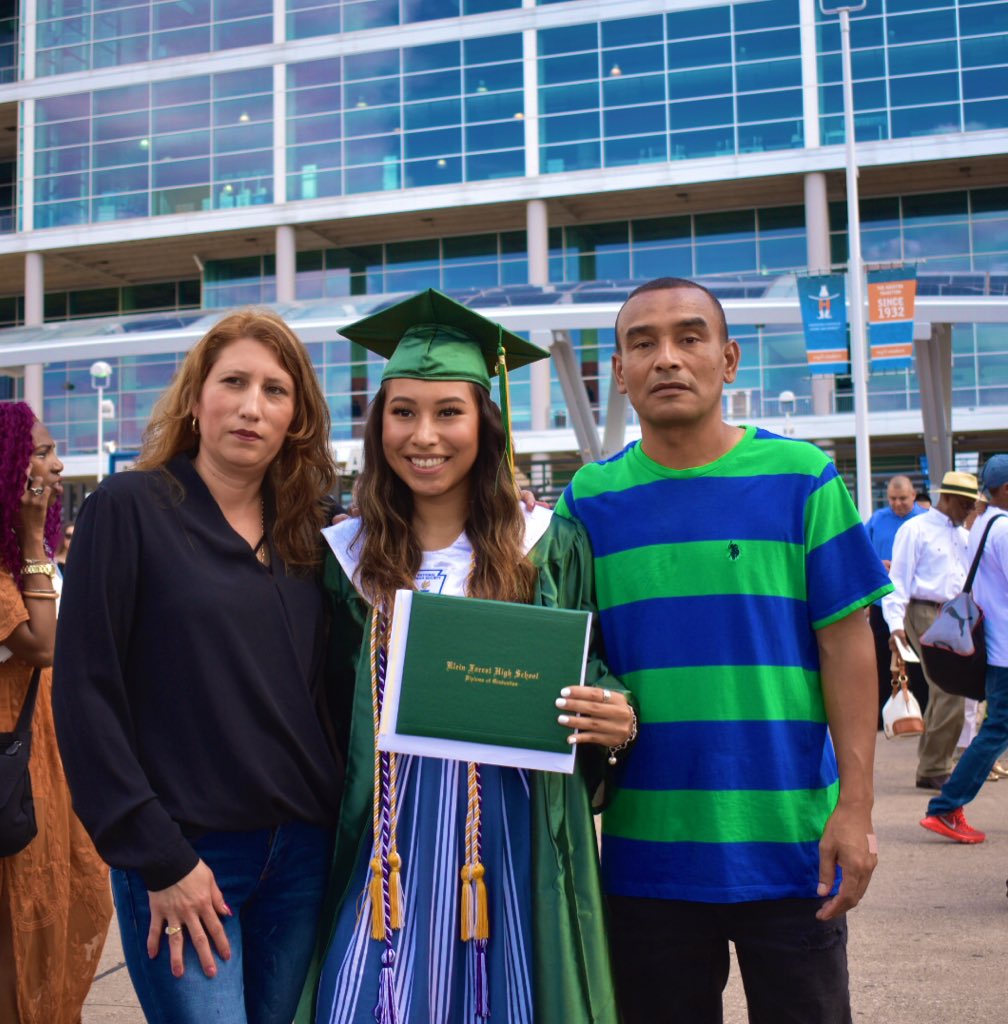 a_samaris7's tweet image. And just like that... on to a new chapter #classof2k19 #collegebound #firstgenerationcollegestudent