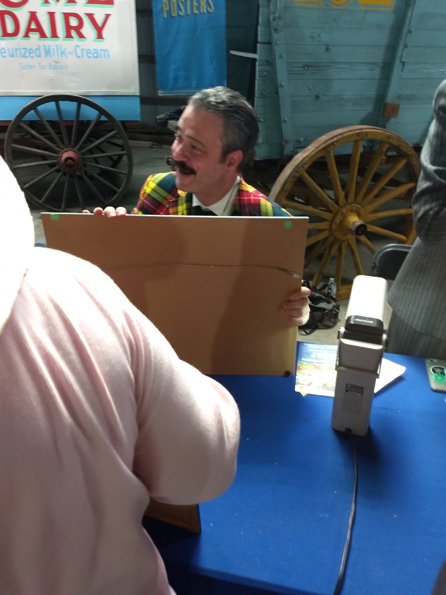 LauraOlsonteam1's tweet photo. #antiquesroadshow #schwingforschwans #antiquesroadshowfargo #roadshowfargo Great fun at #Bonanzaville #fargo #nicolaslowry https://t.co/scMWpgmli1