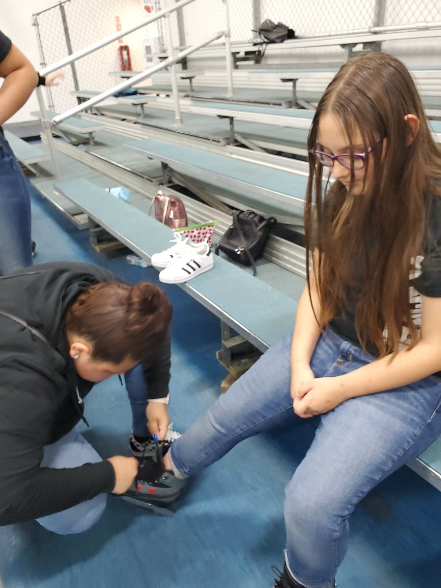 Its_me_MsE's tweet photo. @mawilearning in action. I couldn't be prouder of our @HenryFilerMS students. Always giving a helping hand and lifting others when they fall. #turbo #Socialemotionallearning #filertransforms @MDCPS_MSR @StdtSvcsMDCPS @MawiAsgedom https://t.co/Tj7gTwLK9O
