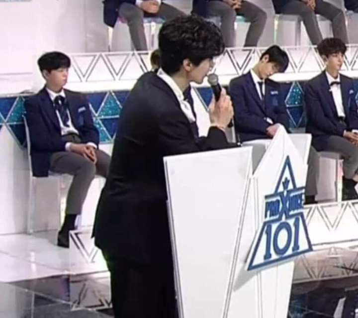 king_kimyohan's tweet photo. lee woojin fell asleep while the ranking announcement was still on-going and lee taesung, who's one seat apart from him, tried to wake him up but he just couldn't reach him 😂💛 cutie maroo babies

#PRODUCE_X_101 https://t.co/KlTVFGMrZm