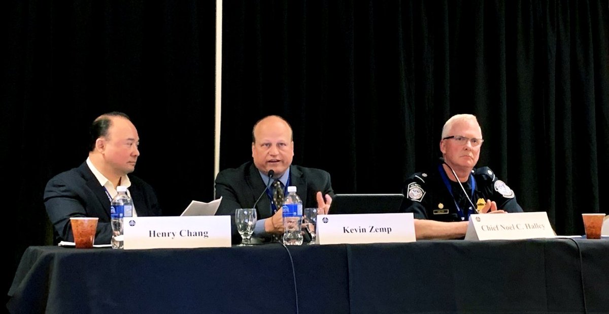 CorpImmigration's tweet photo. I am honoured to have moderated the U.S. Immigration panel at the CBA National Immigration Law Conference in Winnipeg. Much of our discussions involved cannabis and U.S. border crossings. #US #Immigration #cannabis #CBAIMM19 https://t.co/DiuIbaBMI5