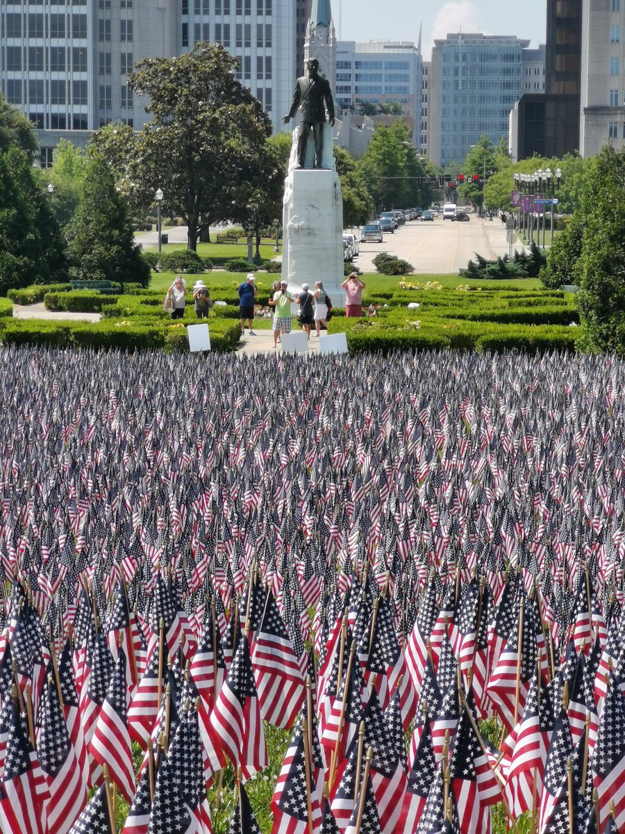 PETITHlne3's tweet photo. Aujourd'hui on est à bâton rouge en Louisiane. Visite du capitole et montée au 34 ème étage pour voir le Mississippi
Toujours le mémorial Day.. https://t.co/UugyNqPUBG