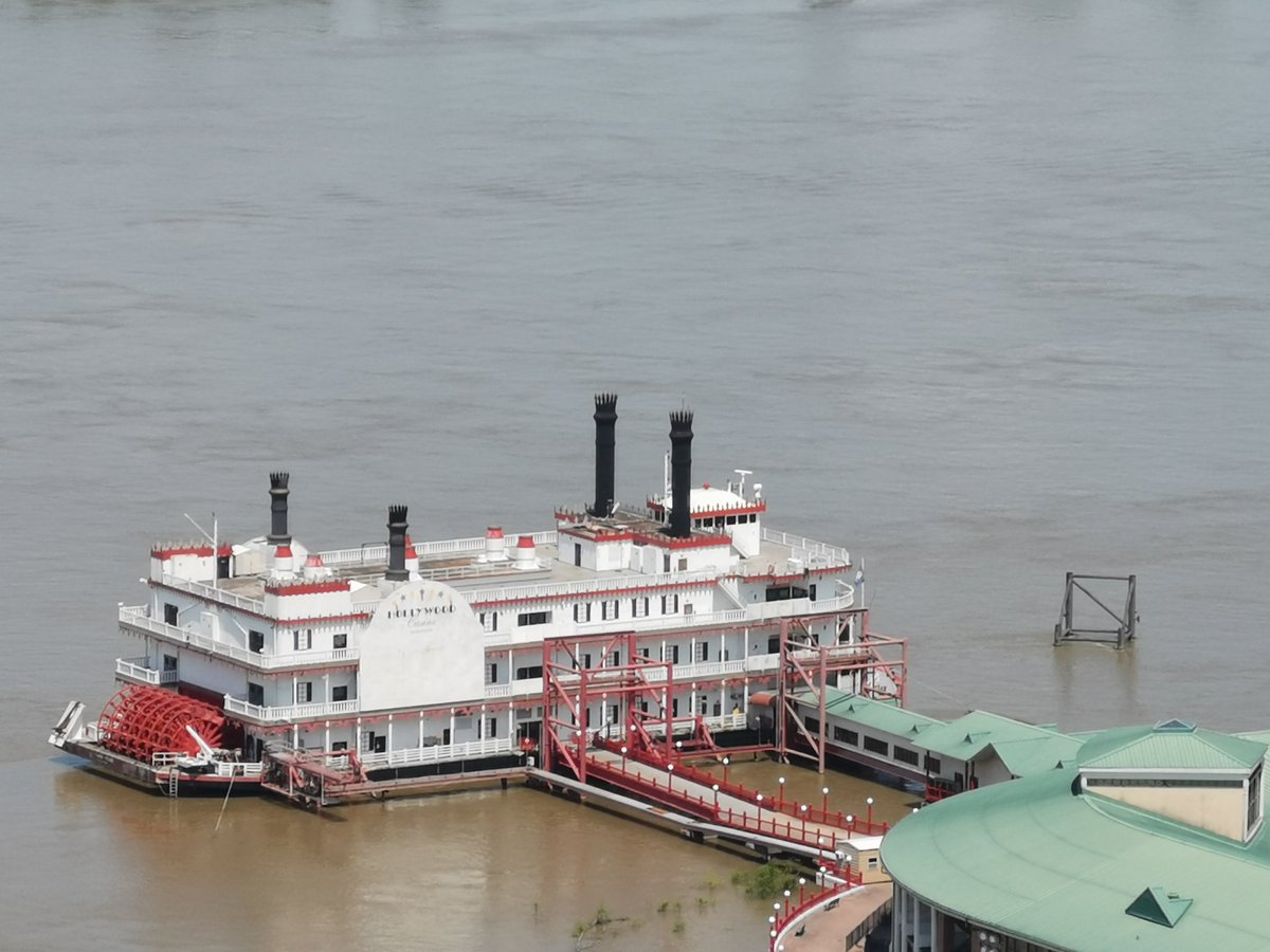 PETITHlne3's tweet photo. Aujourd'hui on est à bâton rouge en Louisiane. Visite du capitole et montée au 34 ème étage pour voir le Mississippi
Toujours le mémorial Day.. https://t.co/UugyNqPUBG